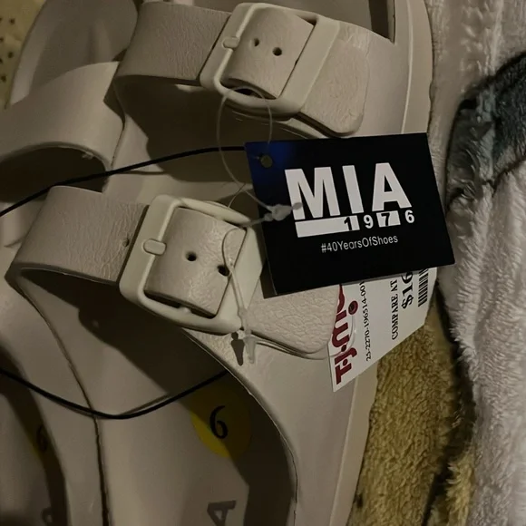 ✨BRAND NEW✨ MIA Sandals - Picture 2 of 4
